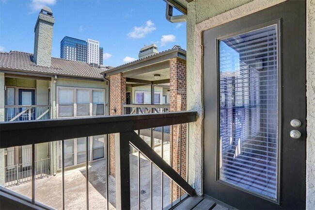 807 W 25th St Austin, TX 78705 photo 2