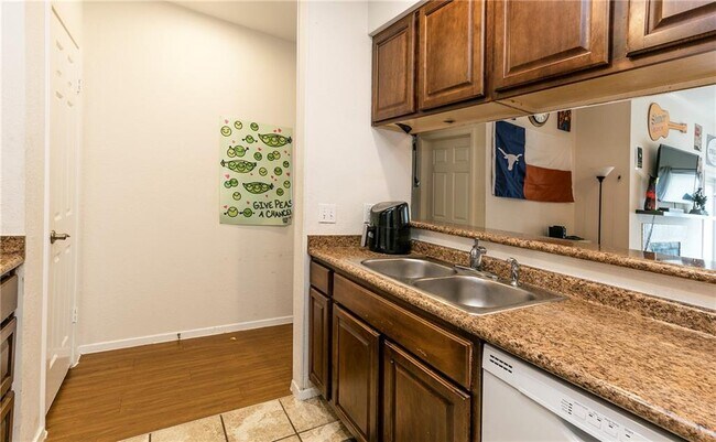 807 W 25th St Austin, TX 78705 photo 3
