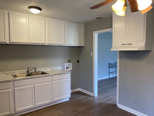 3831 Dismount St Dallas, TX 75211 photo 3