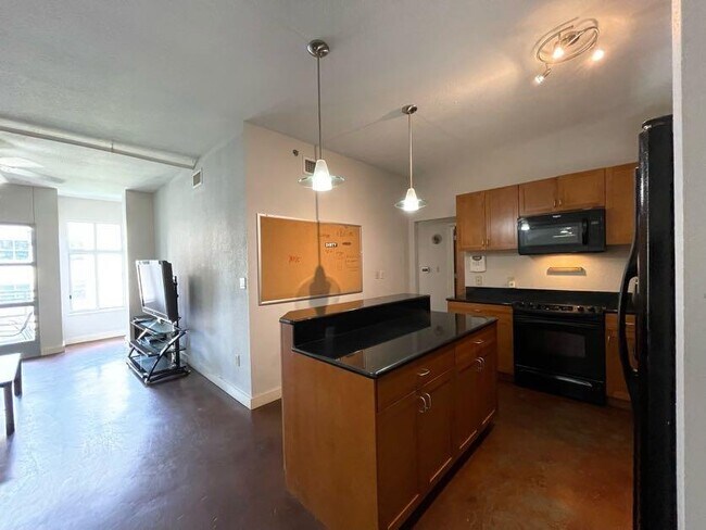 711 W 26th St Austin, TX 78705 photo 4
