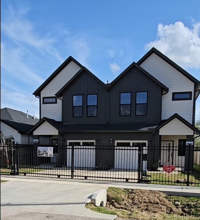4618 Davenport Street, Houston, TX 77051 photo 2
