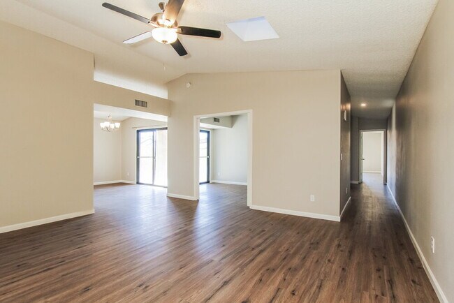 11175 N 82nd Ln Peoria, AZ 85345 photo 5