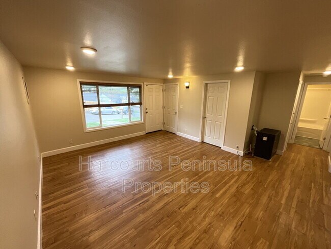 1742 Anderson St photo 4