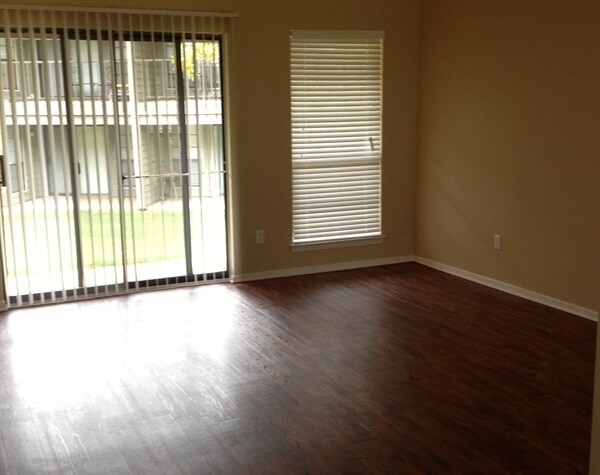 Whispering Oaks Apartments photo 4