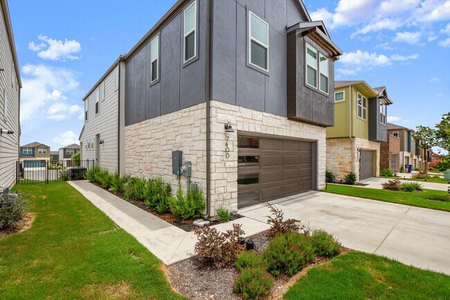 7400 Travertine Spring Dr Austin, TX 78744 photo 2