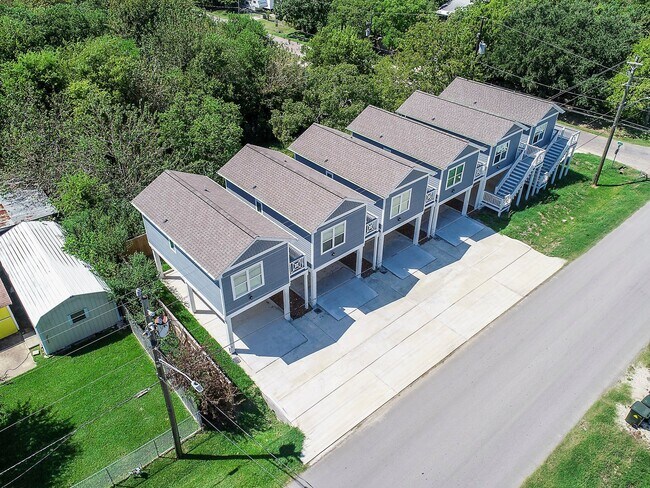 203 6th St San Leon, TX 77539 photo 2