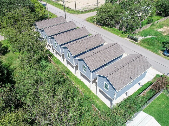 203 6th St San Leon, TX 77539 photo 3