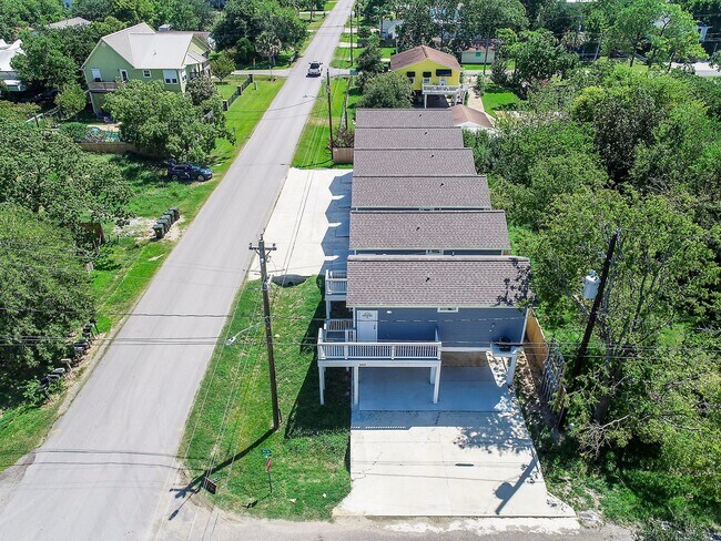 203 6th St San Leon, TX 77539 photo 4