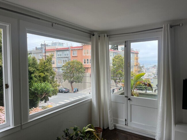 1007 Lombard Street, San Francisco, CA 94109 photo 3
