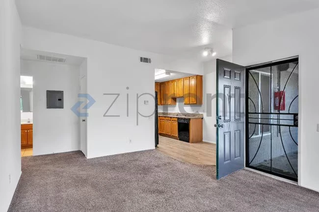 Unit 241 photo 4