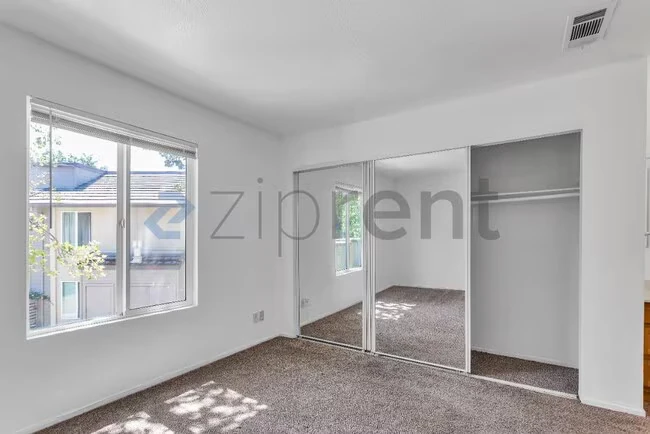 Unit 241 photo 5