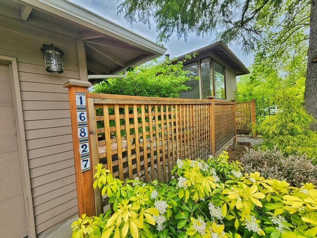 Beautiful 4 Bed 1.75 Bath Home Near Microsoft photo 3