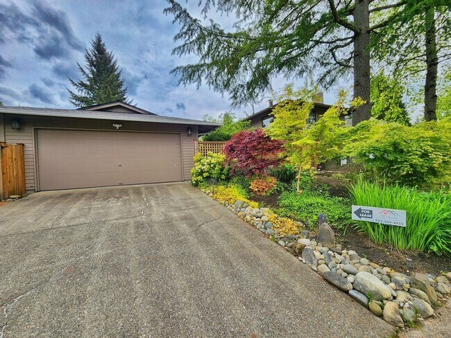 Beautiful 4 Bed 1.75 Bath Home Near Microsoft photo 2