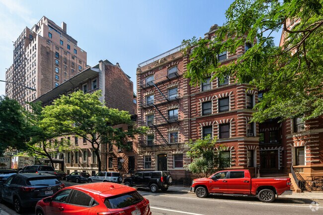 214 W 16th St New York, NY 10011 photo 2