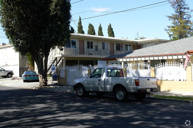 721 Cedar photo 3