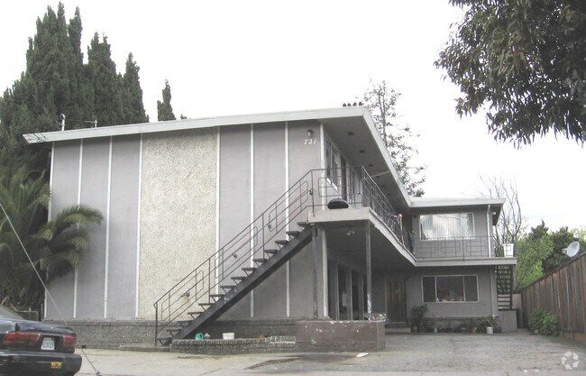 721 Cedar photo 2
