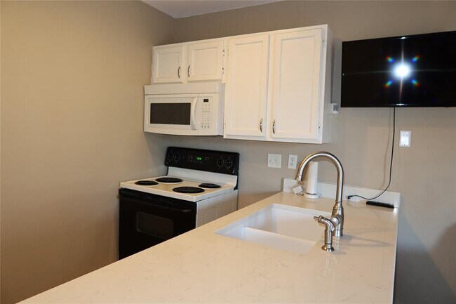 2210 Pearl St Austin, TX 78705 photo 5