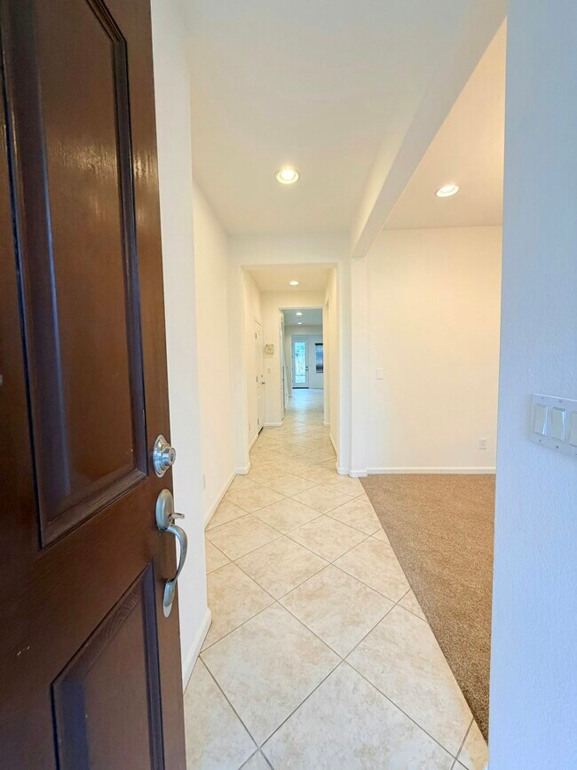 252 W Terraza Way Mountain House, CA 95391 photo 2