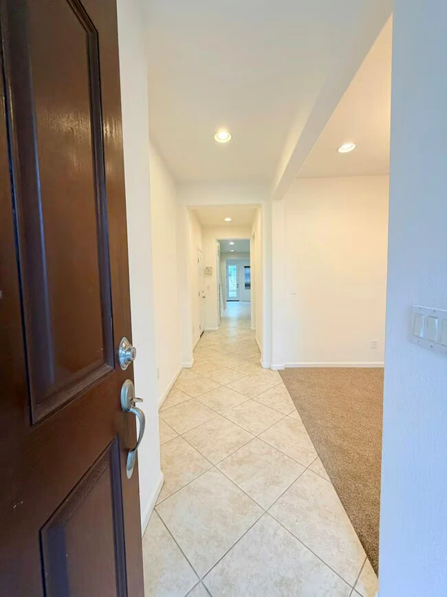 252 W Terraza Way Mountain House, CA 95391 photo 2