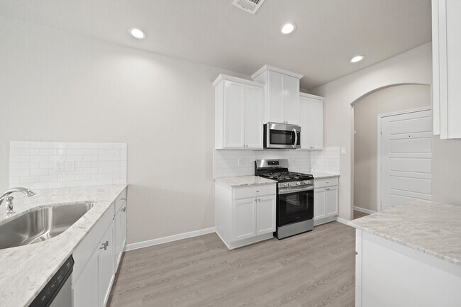 831 Red Oakland Drive, Houston, TX 77090 photo 5
