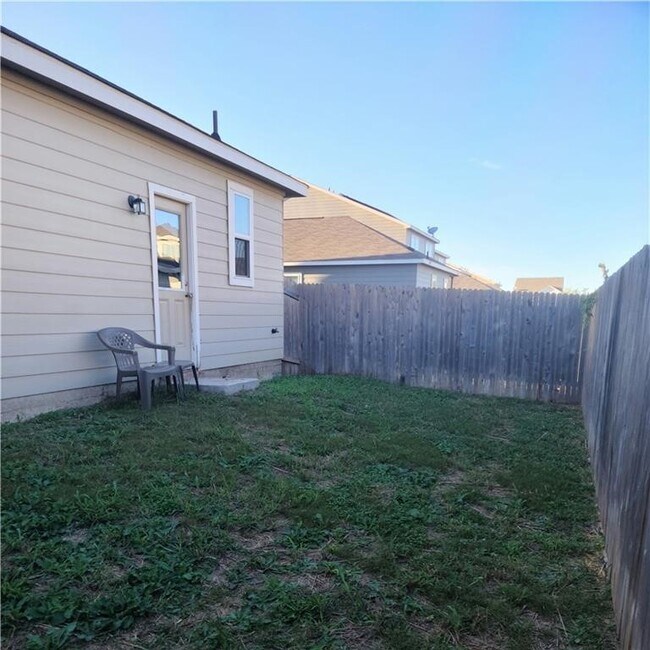 308 Flower Smith Ln Jarrell, TX 76537 photo 4