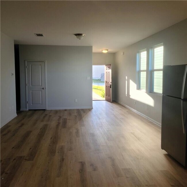 308 Flower Smith Ln Jarrell, TX 76537 photo 5