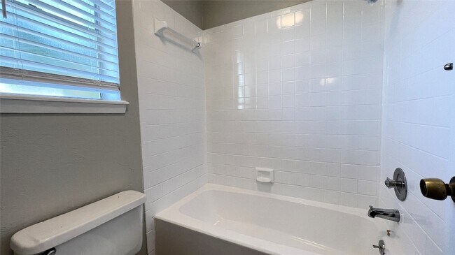 11953 Sunhillow Bend Austin, TX 78758 photo 4
