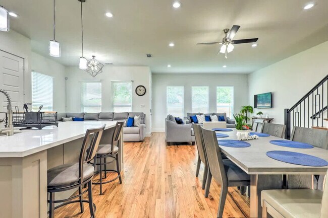 3129 Rutz St Dallas, TX 75212 photo 4