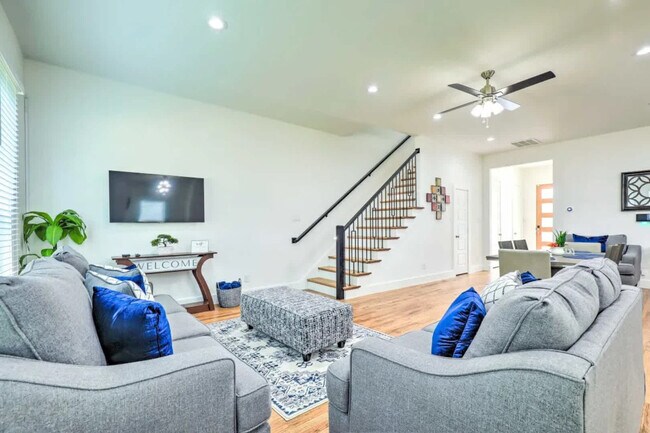 3129 Rutz St Dallas, TX 75212 photo 5