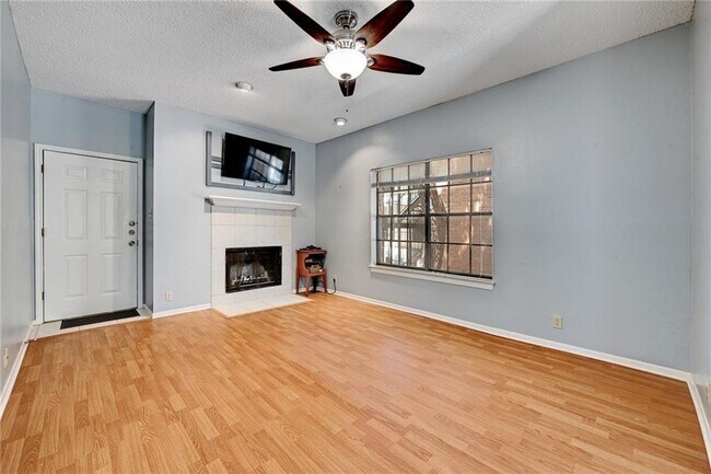 203 E 31st St Austin, TX 78705 photo 2