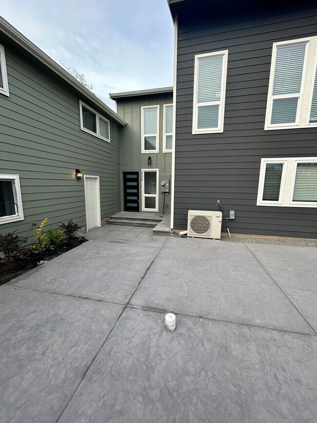 8024 36th Ave S Seattle, WA 98118 photo 2