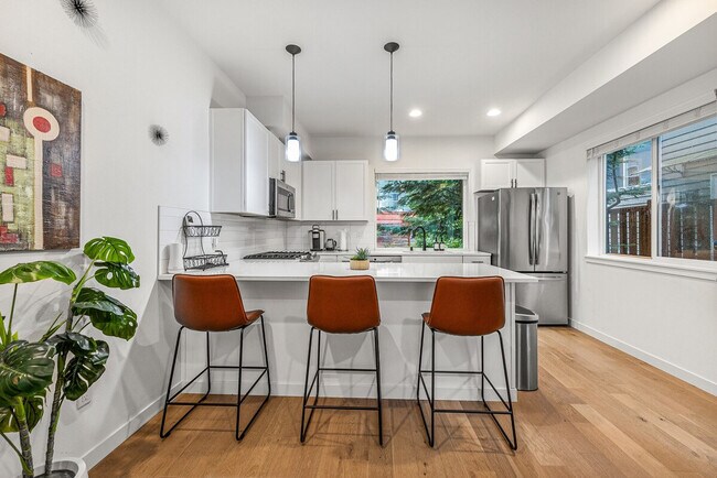 5201 Brooklyn Ave NE Seattle, WA 98105 photo 2
