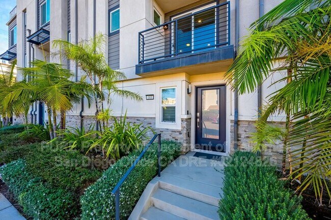 307 West St Oceanside, CA 92054 photo 2