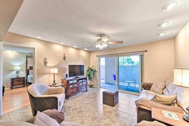 602 N May Street photo 2