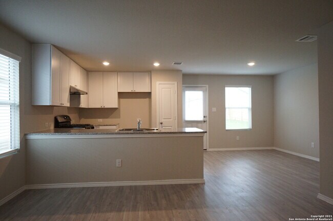 9807 Morgans Mills San Antonio, TX 78254 photo 4