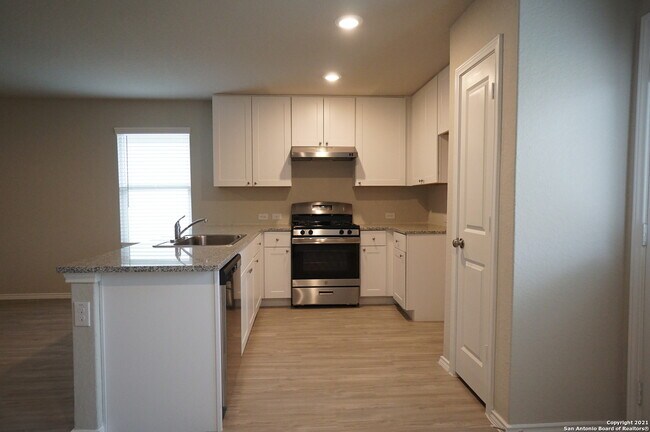 9807 Morgans Mills San Antonio, TX 78254 photo 5
