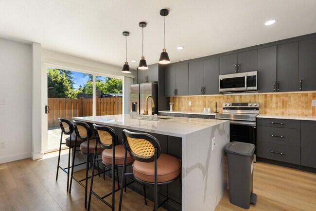 905 142nd Ave SE Bellevue, WA 98007 photo 3