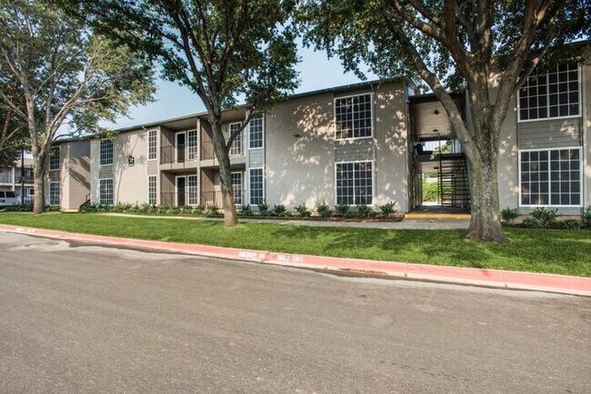 1002 Edmonds Ln Lewisville, TX 75067 photo 5