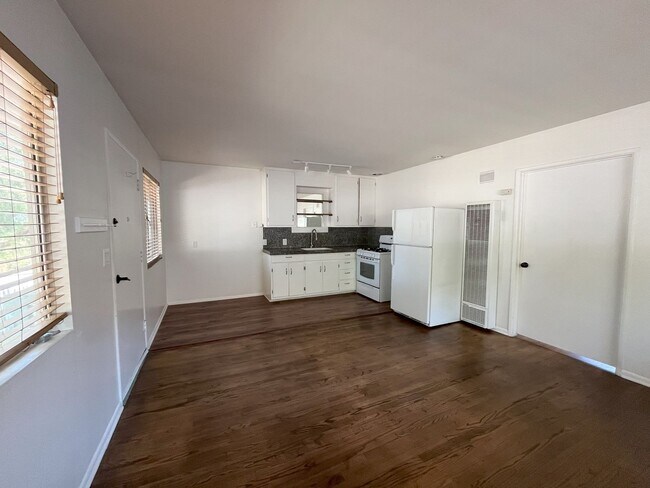 620 S Kalmia St Escondido, CA 92025 photo 3