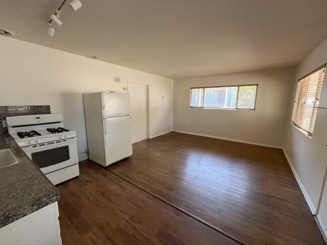 620 S Kalmia St Escondido, CA 92025 photo 2