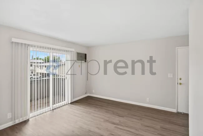 Unit 109 photo 3
