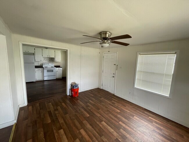 911 W 3rd St Taylor, TX 76574 photo 2