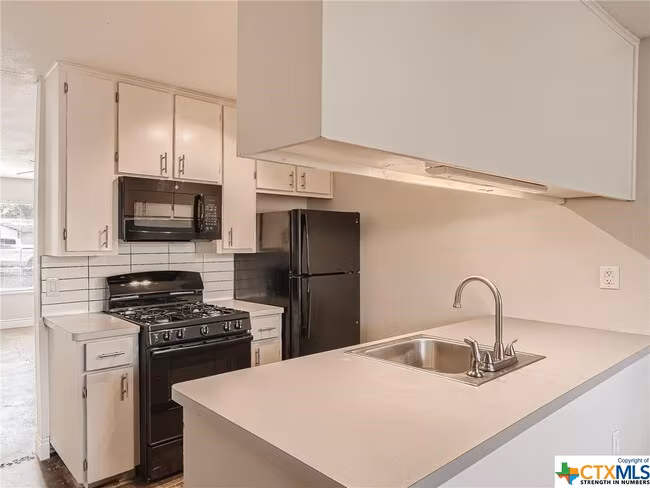 414 Sarah St San Marcos, TX 78666 photo 4