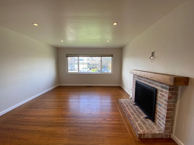 1874 Bandoni Ave San Lorenzo, CA 94580 photo 3