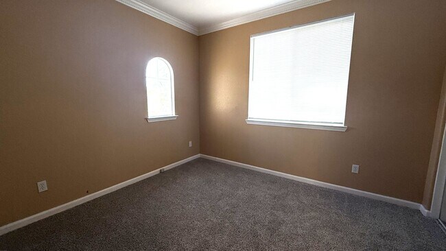 4 Bed/ 2.5 bath house with Pool/Spa photo 3