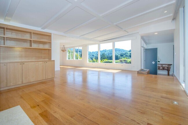 Fabulous 4Bed/3bath Mill Valley Home photo 2