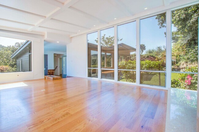 Fabulous 4Bed/3bath Mill Valley Home photo 3