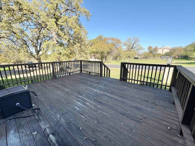 601 Free Rein Horseshoe Bay, TX 78657 photo 2