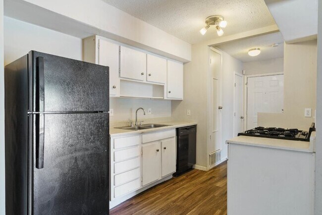 2800 Skyway Cir Austin, TX 78704 photo 4