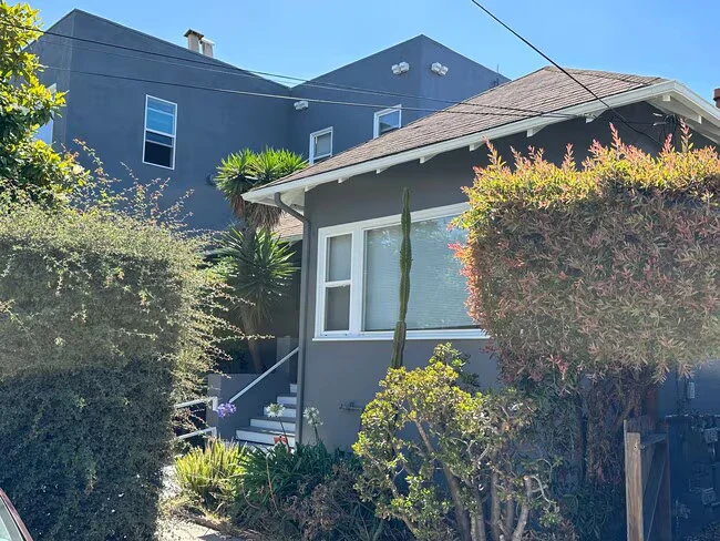 817 52nd Street, Oakland, CA 94608 photo 2